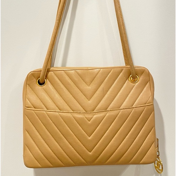 Authentic classic  Chanel chevron handbag - Picture 3 of 17